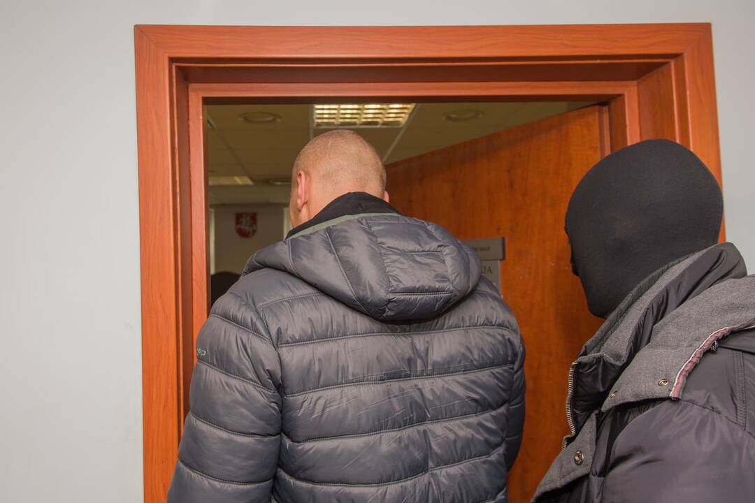 Į teismą atvestas korupcija įtariamas vienas iš Kauno ekonominės policijos vadovų