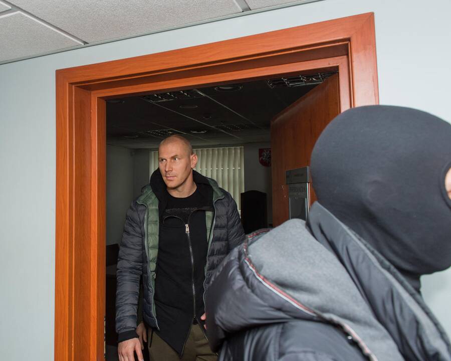 Į teismą atvestas korupcija įtariamas vienas iš Kauno ekonominės policijos vadovų