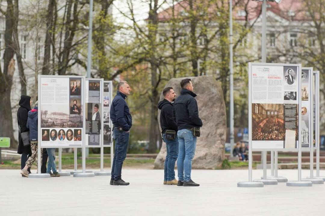 Gegužės 3-iosios Konstitucijos 230-osioms metinėms skirta dvikalbė – lietuvių ir lenkų kalbomis – tarptautinė paroda keliaus ir po Lietuvos, ir po Lenkijos miestus. Iš Vilniaus Katedros aikštės ji po kelių savaičių pasieks Kauną, Klaipėdą, kitus miestus.
