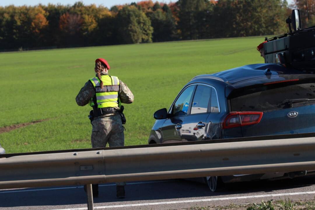 Ties Akademija į avariją pateko šarvuočių kolona