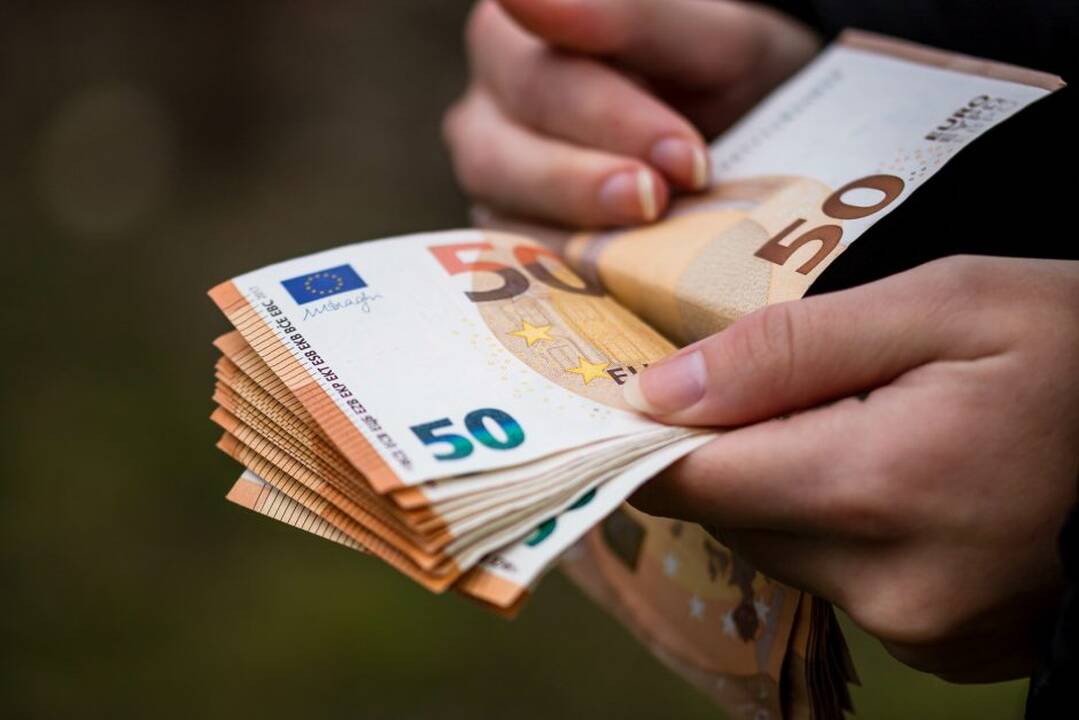 Tūkstančius eurų sukčiams atidavė tiesiai į rankas