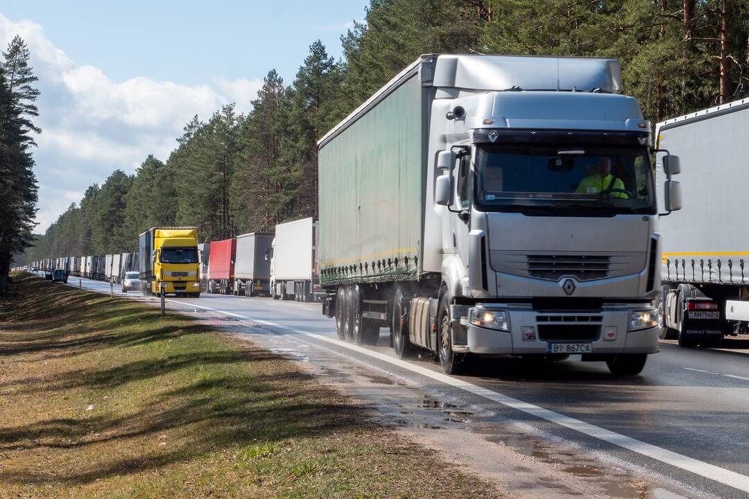 Vežėjai: dėl griežtinamos kontrolės pasienyje vėl gali dvigubėti vilkikų eilės