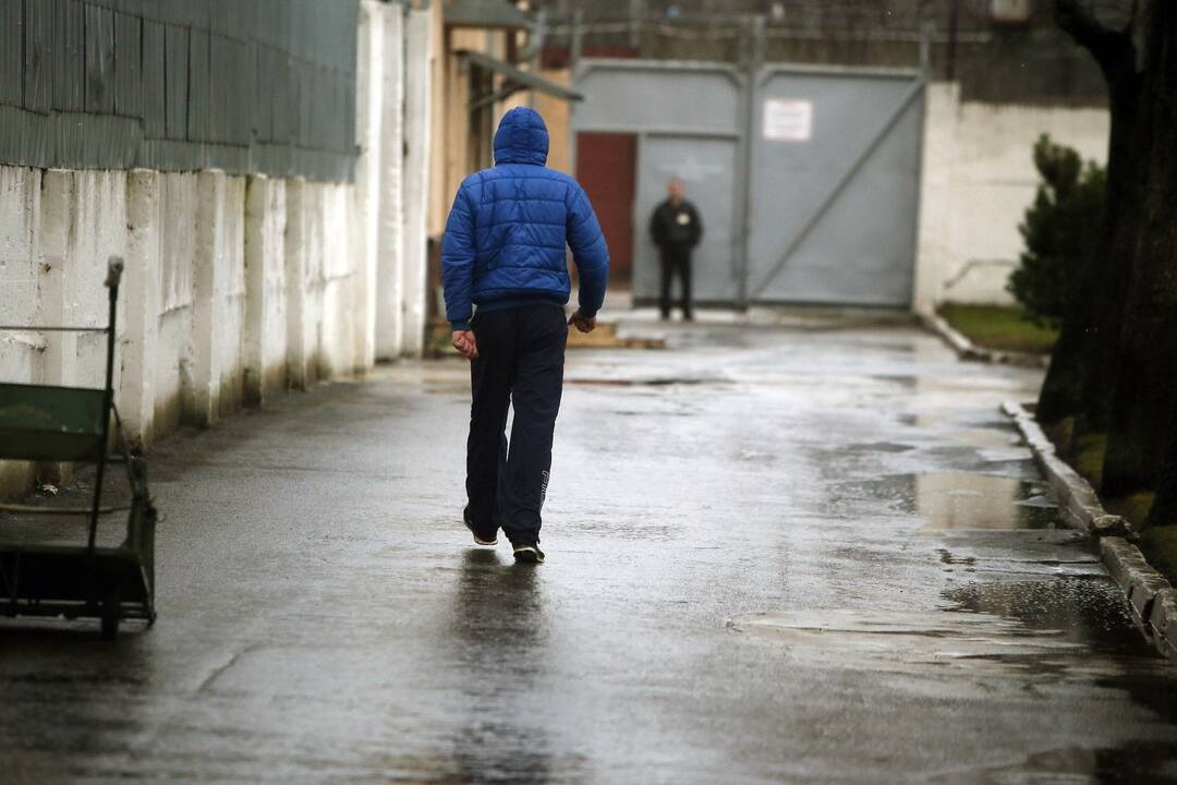 Pravieniškėse – naujas nuteistųjų akibrokštas: galimai kvaišalus vartojęs kalinys sužalojo pareigūną