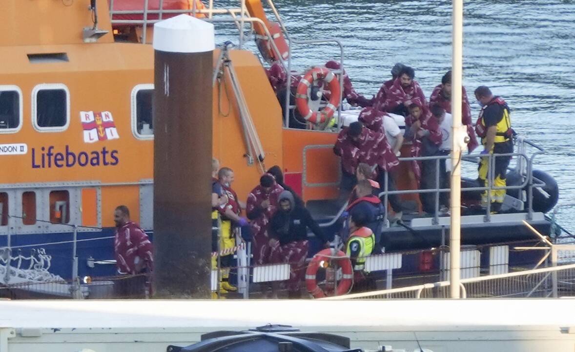 Lamanšo sąsiaurį per vieną dieną vėl kirto rekordiškai daug migrantų: tai siaubinga prekyba žmonėmis