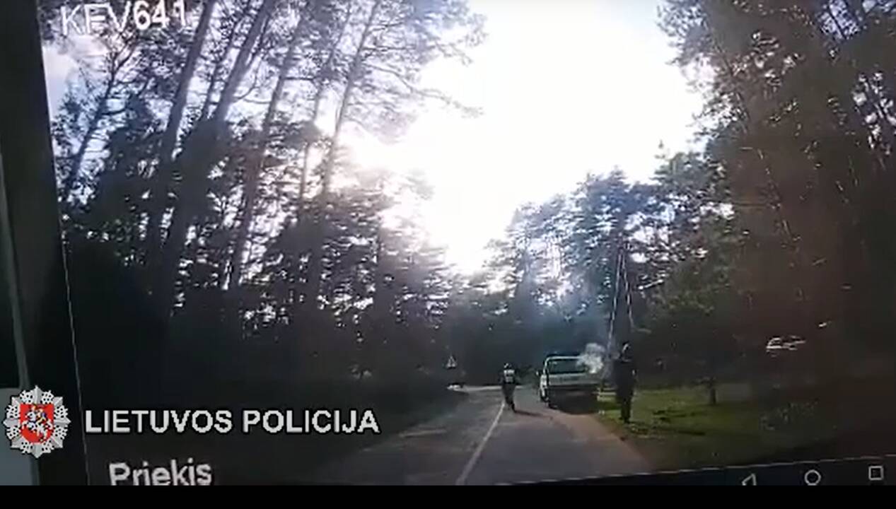 Kauno pareigūnai netoli Lampėdžio ežero užgesino rūkstantį automobilį