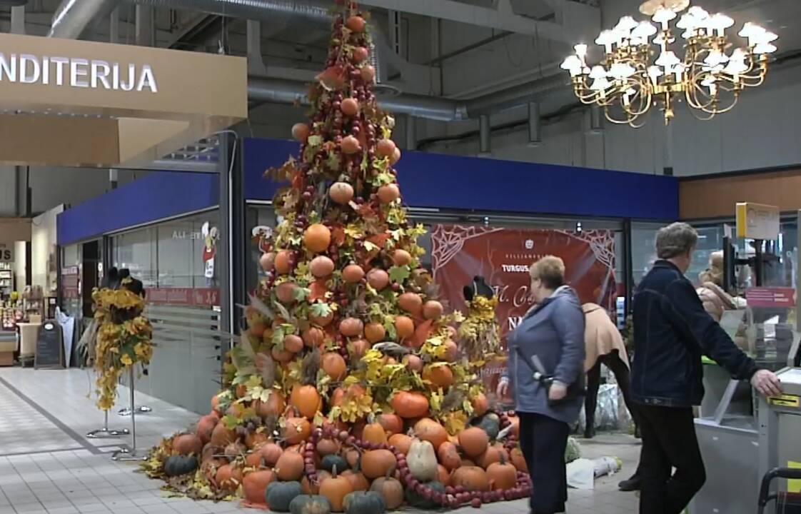 Kaunas pasipuošė pirmąja egle: neatsigina praeivių dėmesio