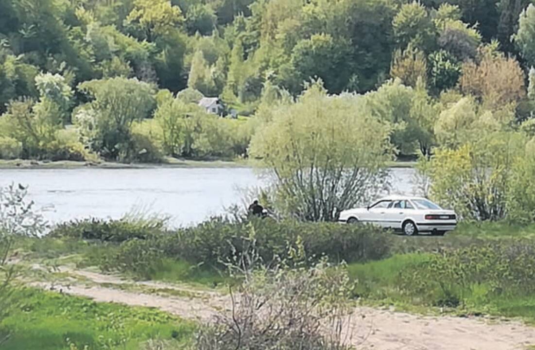 Braunasi: kai kurie asmenys stengiasi kuo arčiau privažiuoti prie vandens.