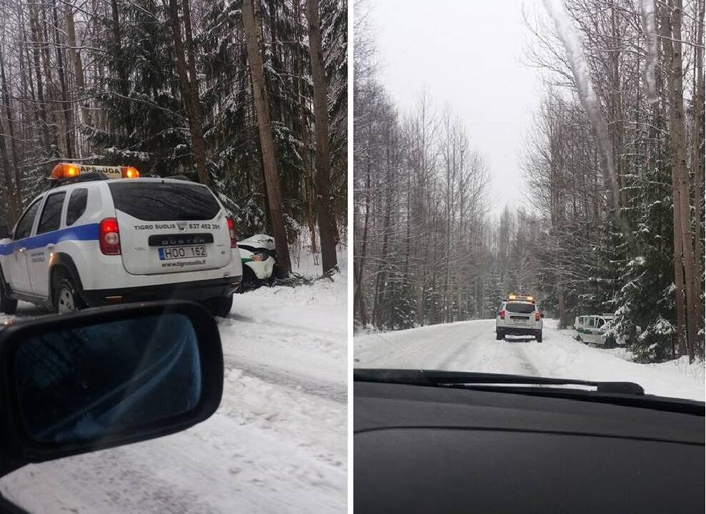 Kazlų Rūdoje patrulių automobilis rėžėsi į medį, yra sužeistųjų