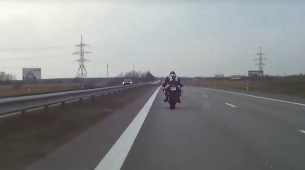 Daugiau nei 220 km/val. greičiu lėkusiam motociklininkui teks paploninti piniginę