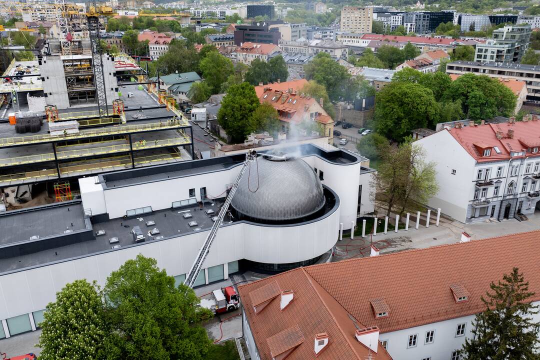 Vilniuje užsiliepsnojo planetariumo stogas
