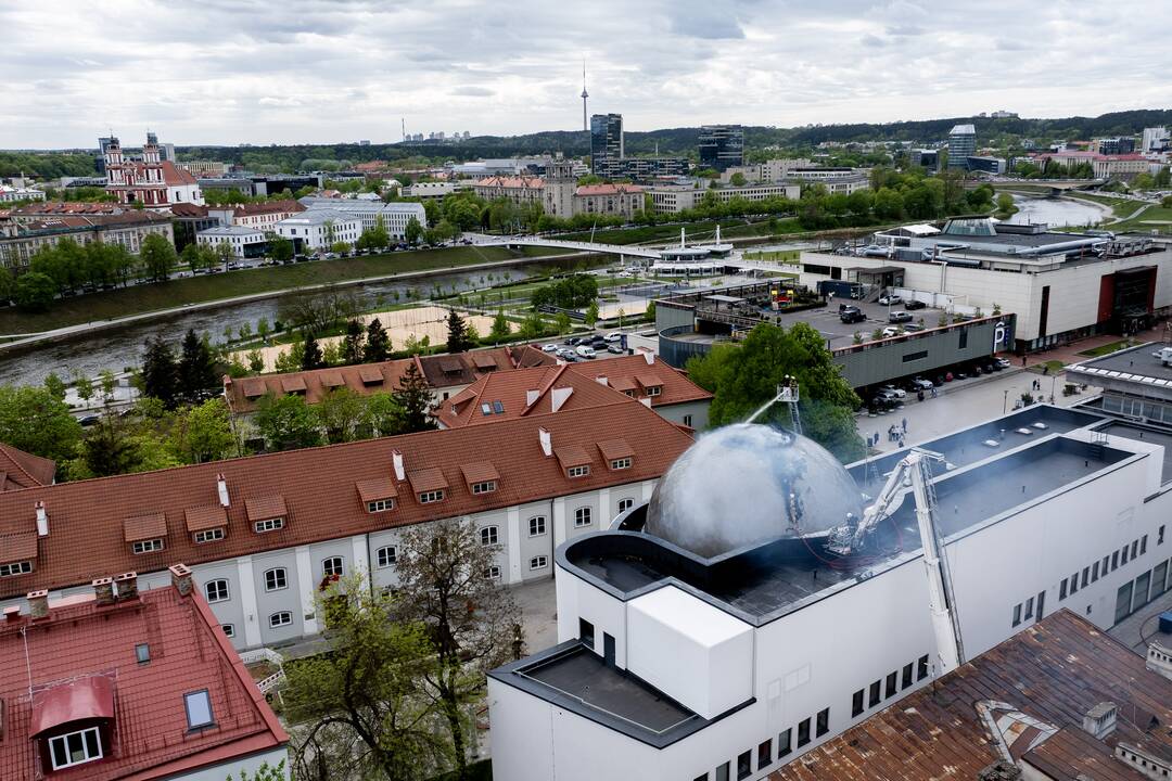 Vilniuje užsiliepsnojo planetariumo stogas