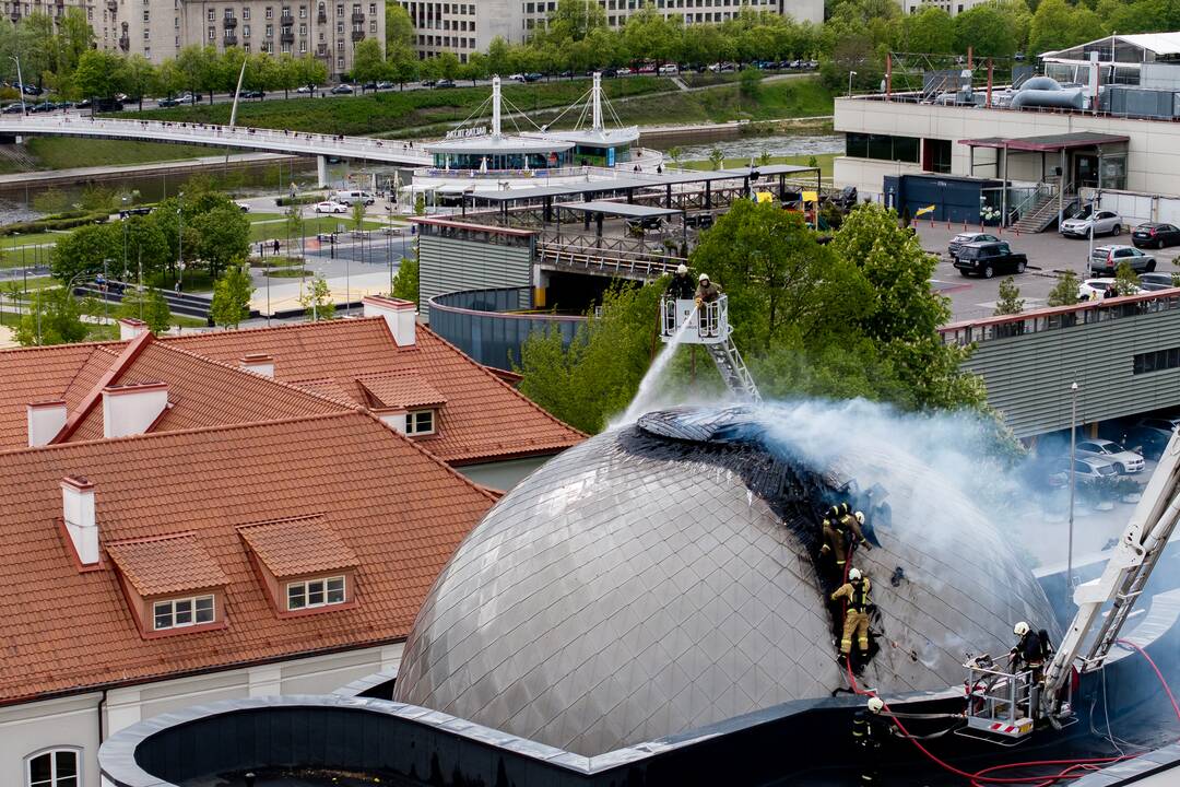 Vilniuje užsiliepsnojo planetariumo stogas