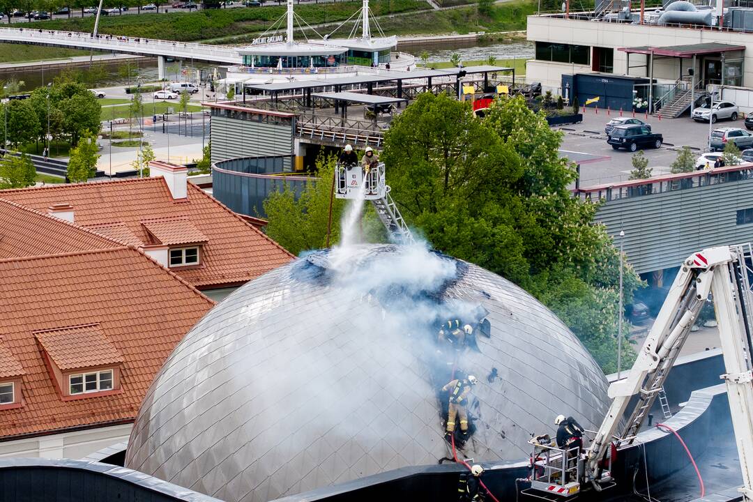 Vilniuje užsiliepsnojo planetariumo stogas