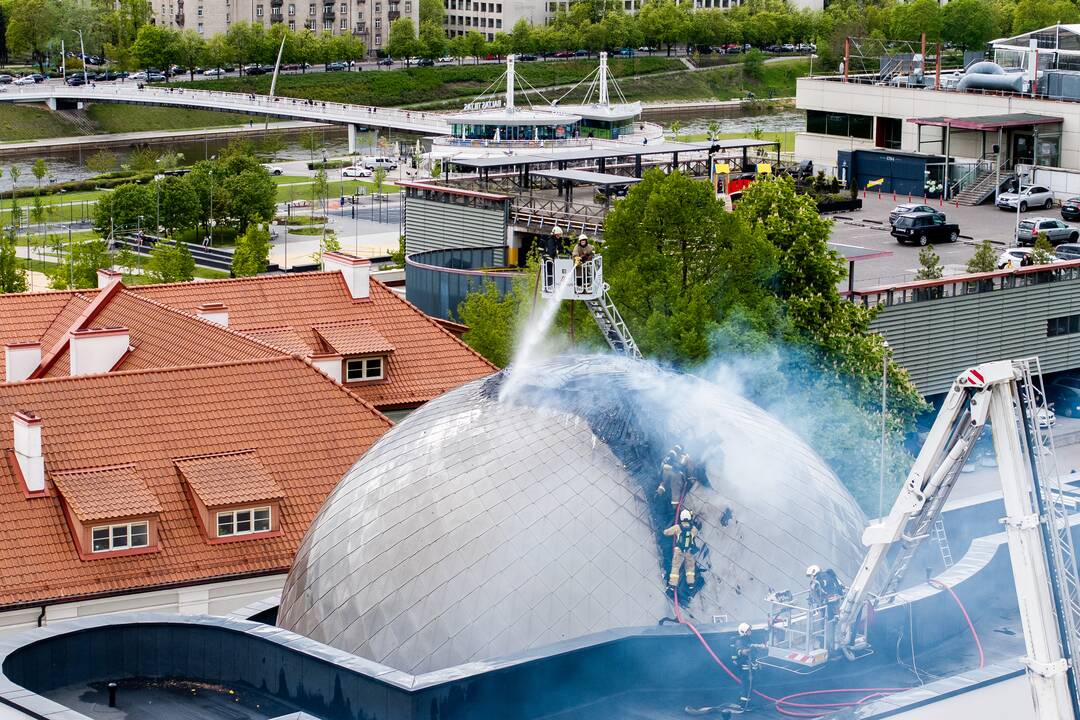 Vilniuje užsiliepsnojo planetariumo stogas