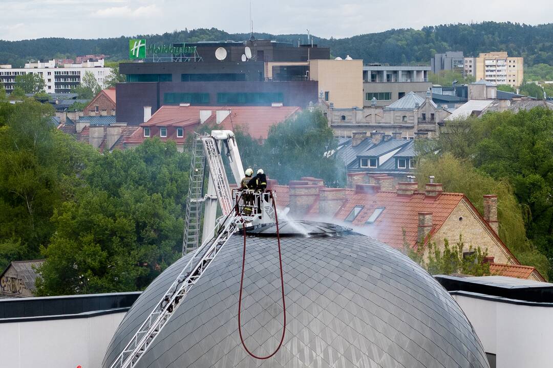 Vilniuje užsiliepsnojo planetariumo stogas