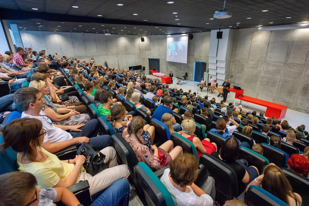 Kartoja sėkmingą ėjimą: dėstytojus vėl kviečia persiorientuoti į mokytojus, vadovus