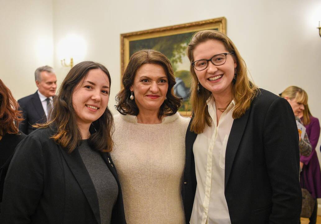 G. Nausėda ir pirmoji ponia Prezidentūroje įžiebė Kalėdų eglę