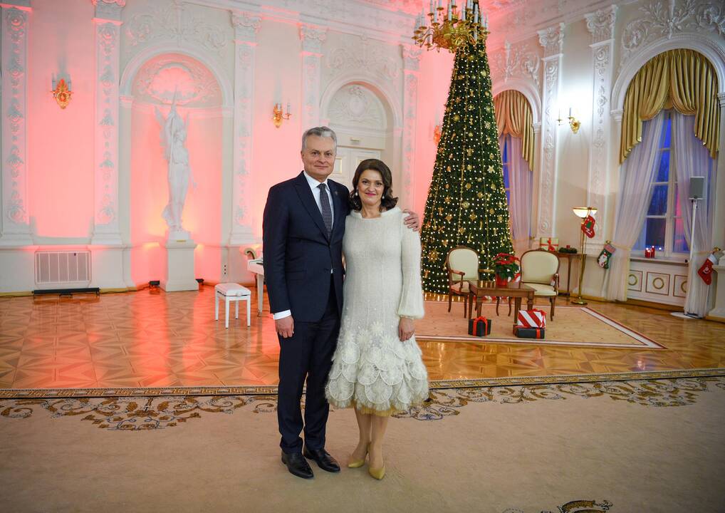 G. Nausėda ir pirmoji ponia Prezidentūroje įžiebė Kalėdų eglę