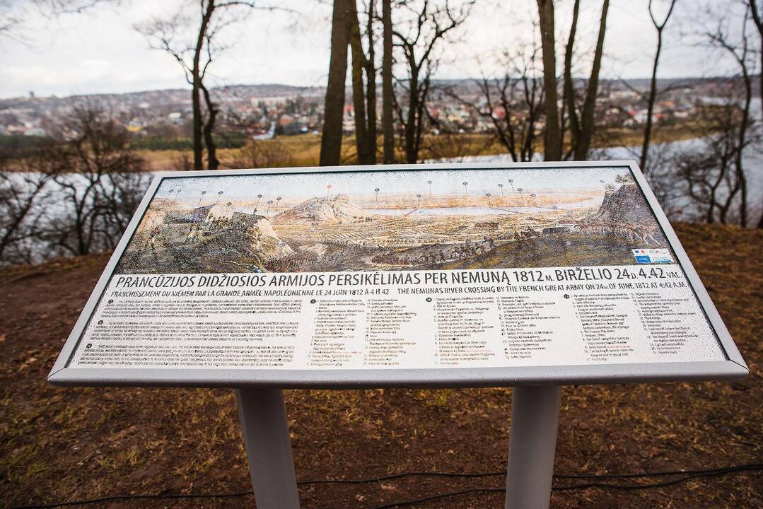 Atidengta Napoleono žygį per Nemuną žyminti lenta