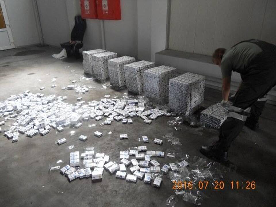 Iš Baltarusijos važiavę keleiviai sėdėjo ant kontrabandinių cigarečių