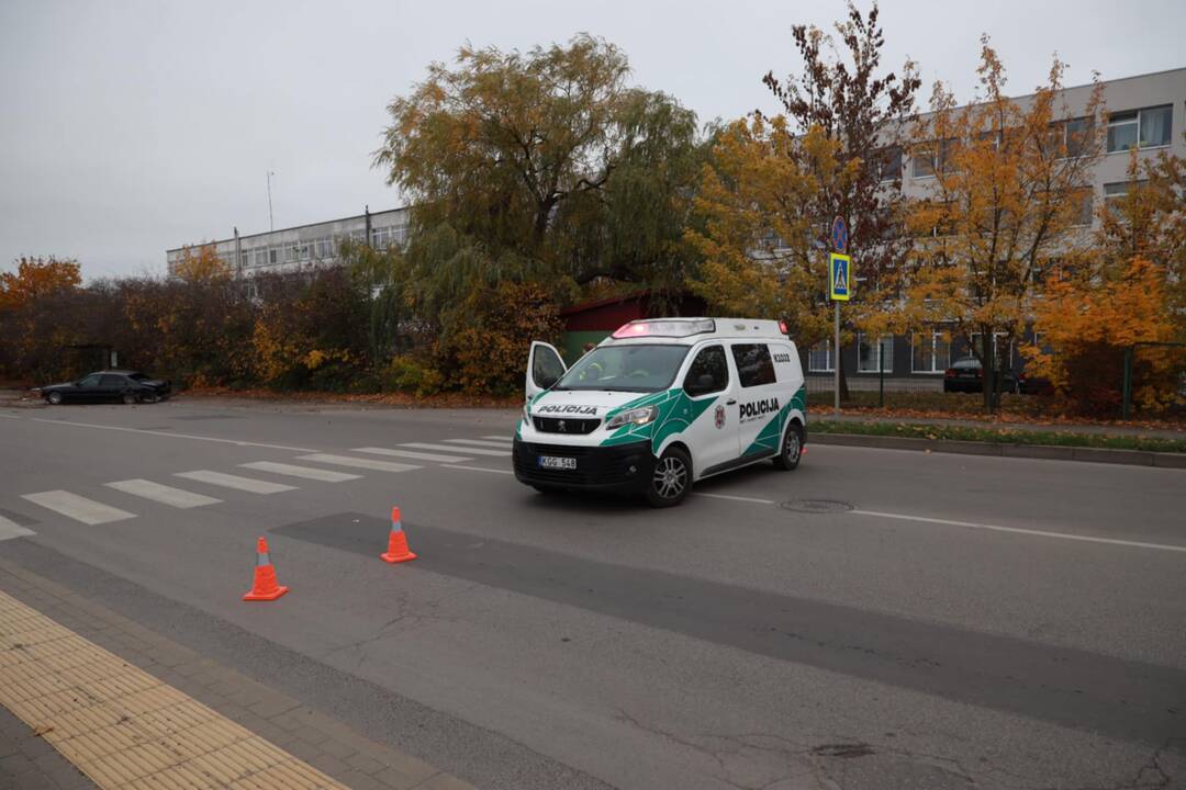 Elektrėnų g. BMW rėžėsi į stotelę su žmonėmis