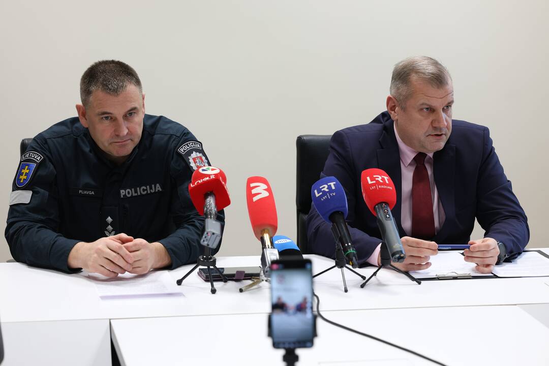 Kauno policijos spaudos konferencija dėl rastų klastočių