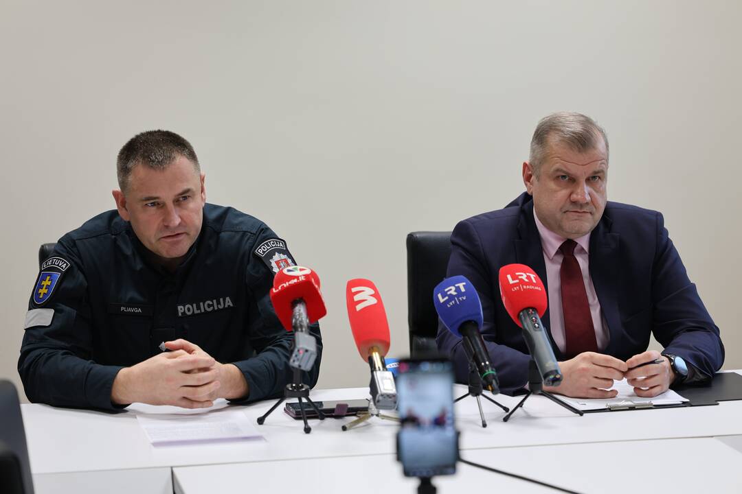 Kauno policijos spaudos konferencija dėl rastų klastočių