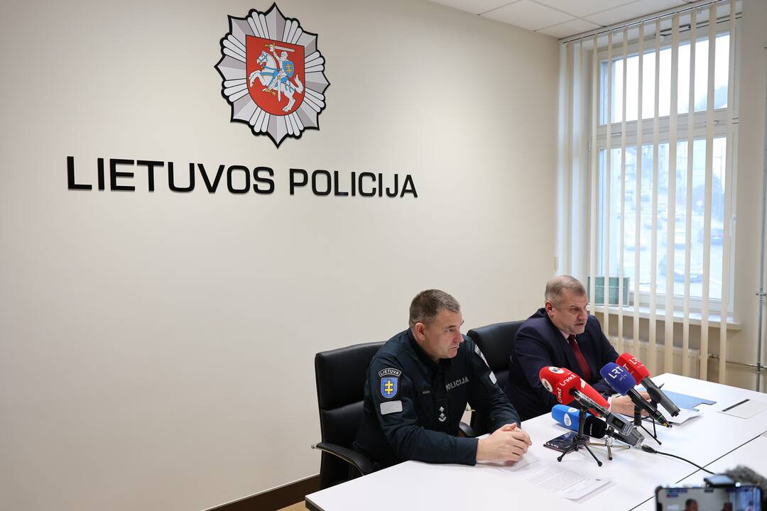 Kauno policijos spaudos konferencija dėl rastų klastočių