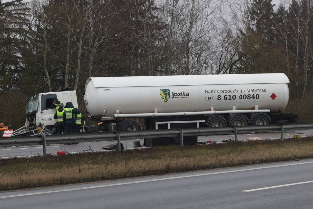 Ties Sitkūnais dujas vežęs vilkikas rėžėsi į kelininkų brigadą