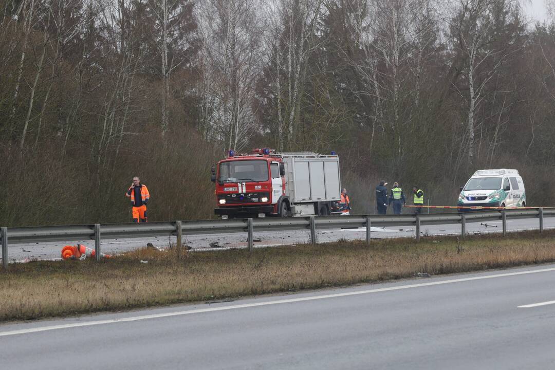 Ties Sitkūnais dujas vežęs vilkikas rėžėsi į kelininkų brigadą