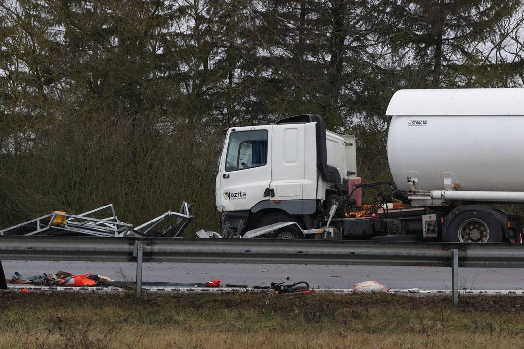 Ties Sitkūnais dujas vežęs vilkikas rėžėsi į kelininkų brigadą