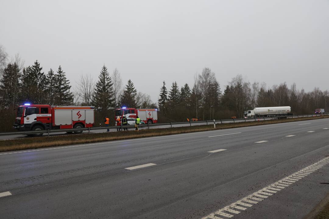 Ties Sitkūnais dujas vežęs vilkikas rėžėsi į kelininkų brigadą 