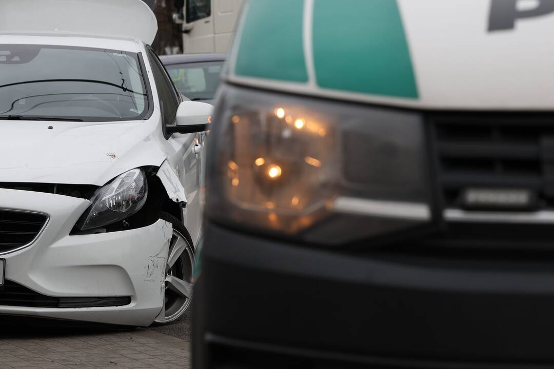 „Volvo“ ir BMW susidūrimas Savanorių prospekte