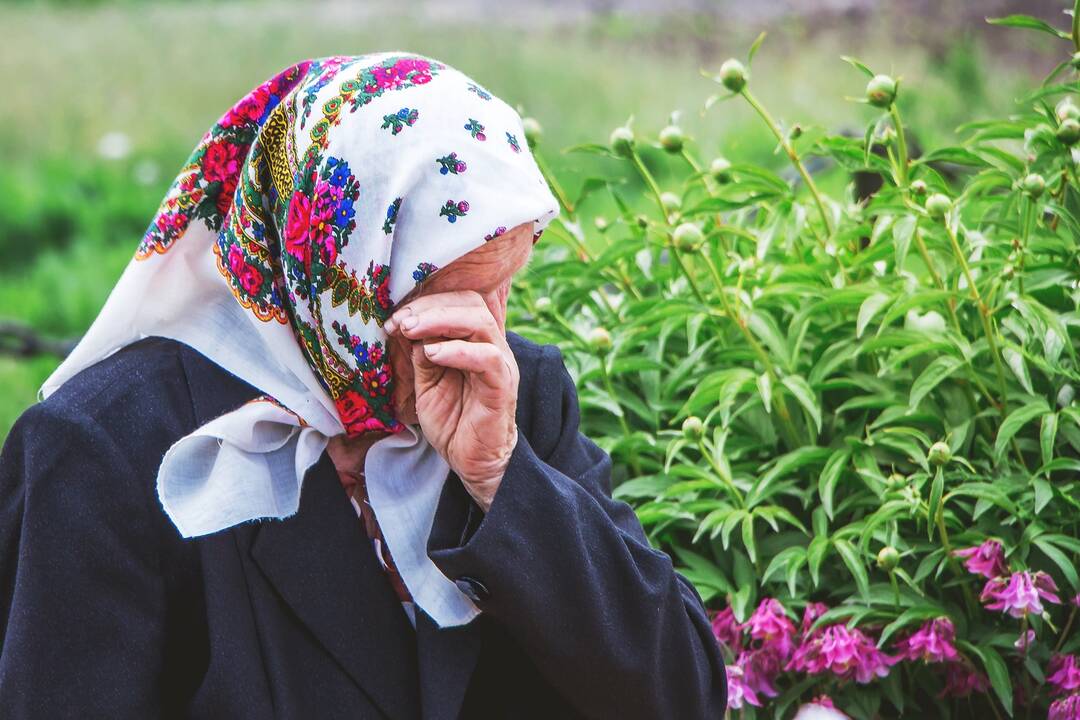 Plėšikas į 90-metės namus įsiveržė ryte: po smurto proveržio stvėrė rankinę su pinigais ir spruko