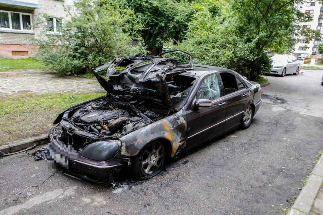 Policija aiškinasi, ar vilniečių „Mercedes-Benz“ buvo padegtas tyčia