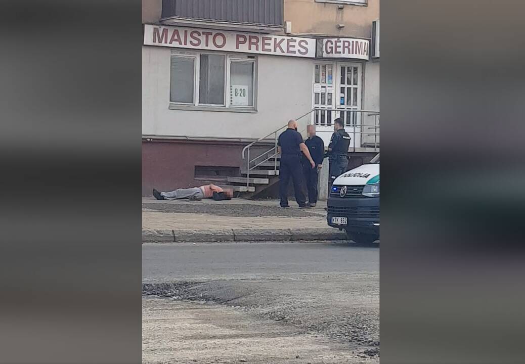 Veiksmas prie gėrimų parduotuvės Kaune: agresyvų pilietį teko tramdyti pareigūnams