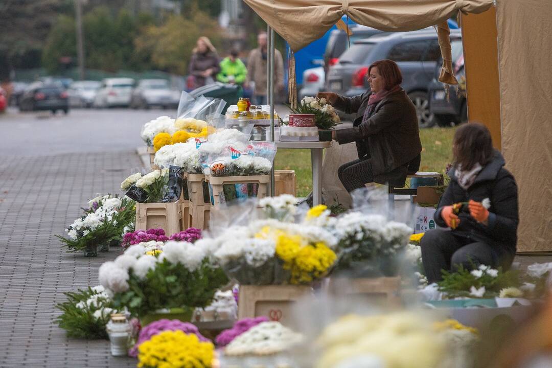 Kodėl į kapus nešamas būtent porinis gėlių skaičius?