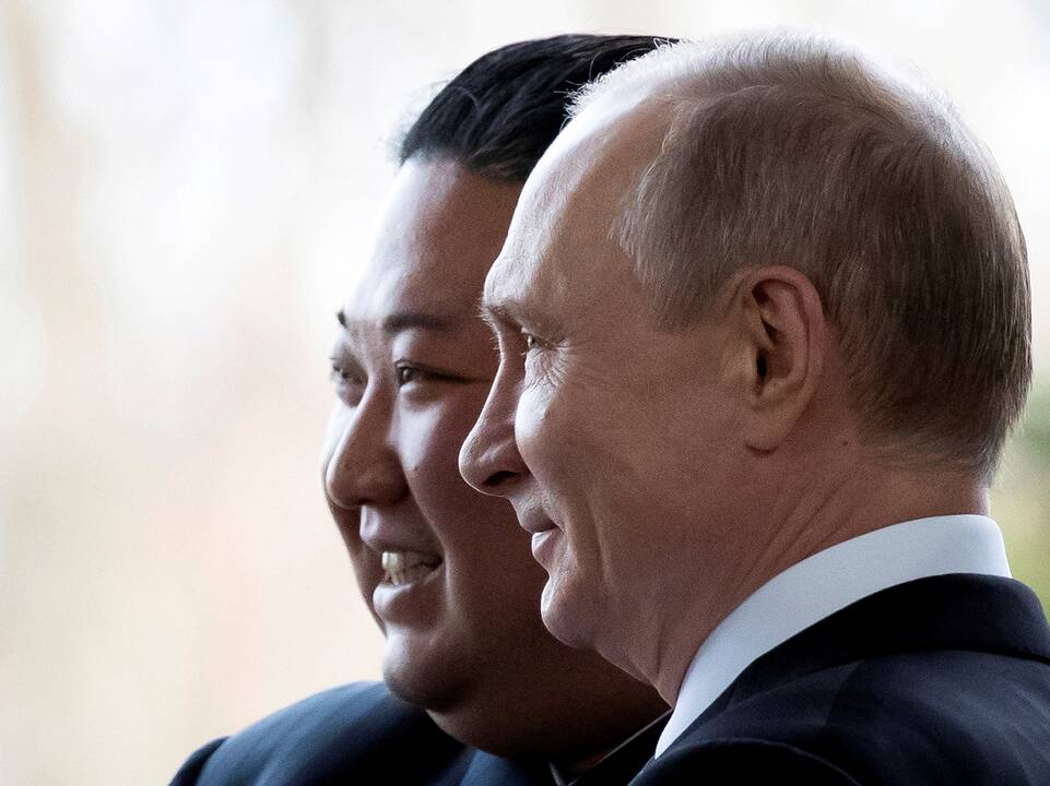 Baltieji rūmai: Pchenjanas slapta tiekia Rusijos karui Ukrainoje artilerijos sviedinius