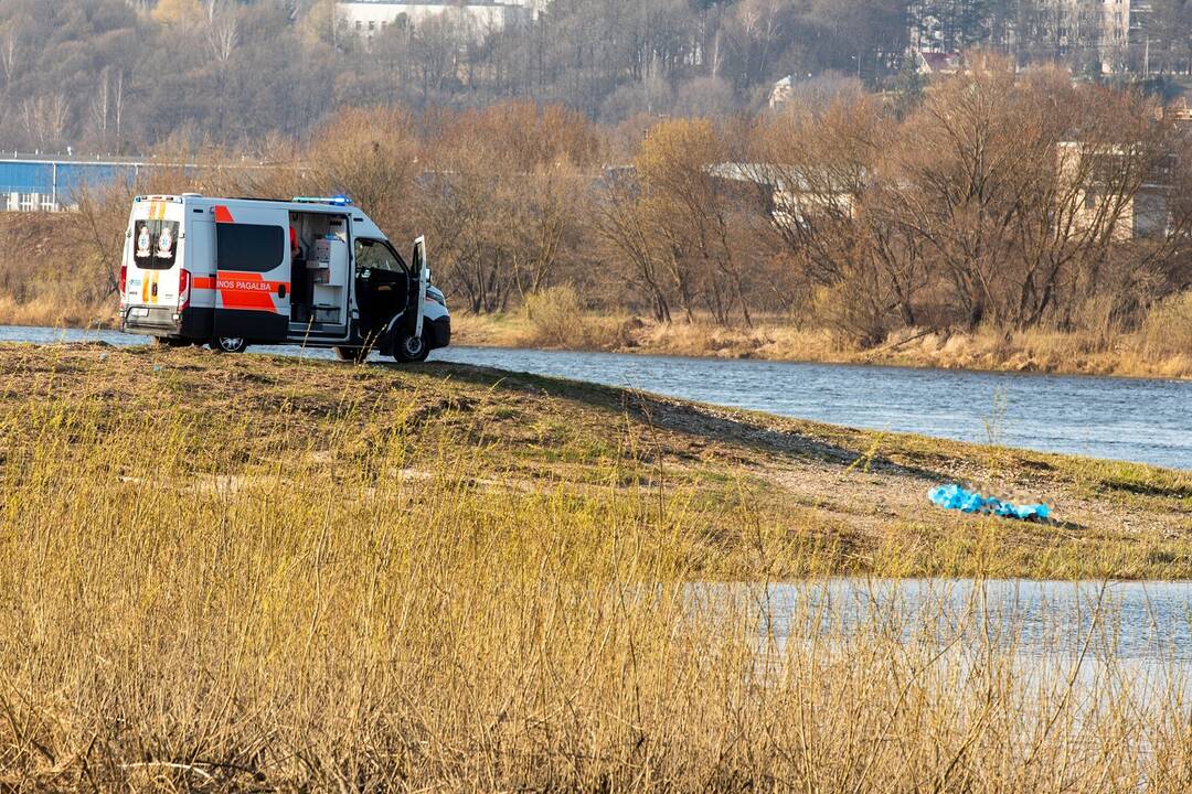 Iš Nemuno ištrauktas vyriškos lyties skenduolis