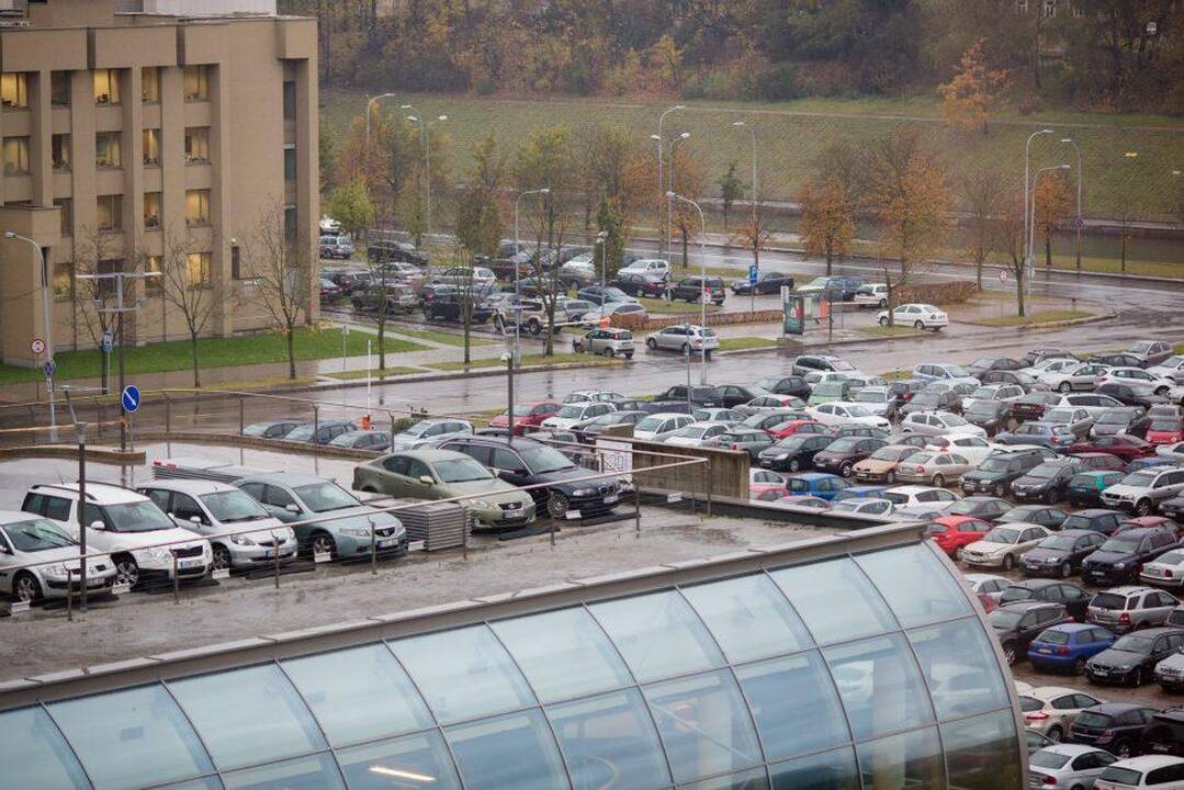 Už automobilių stovėjimą sostinėje teks mokėti euru brangiau?