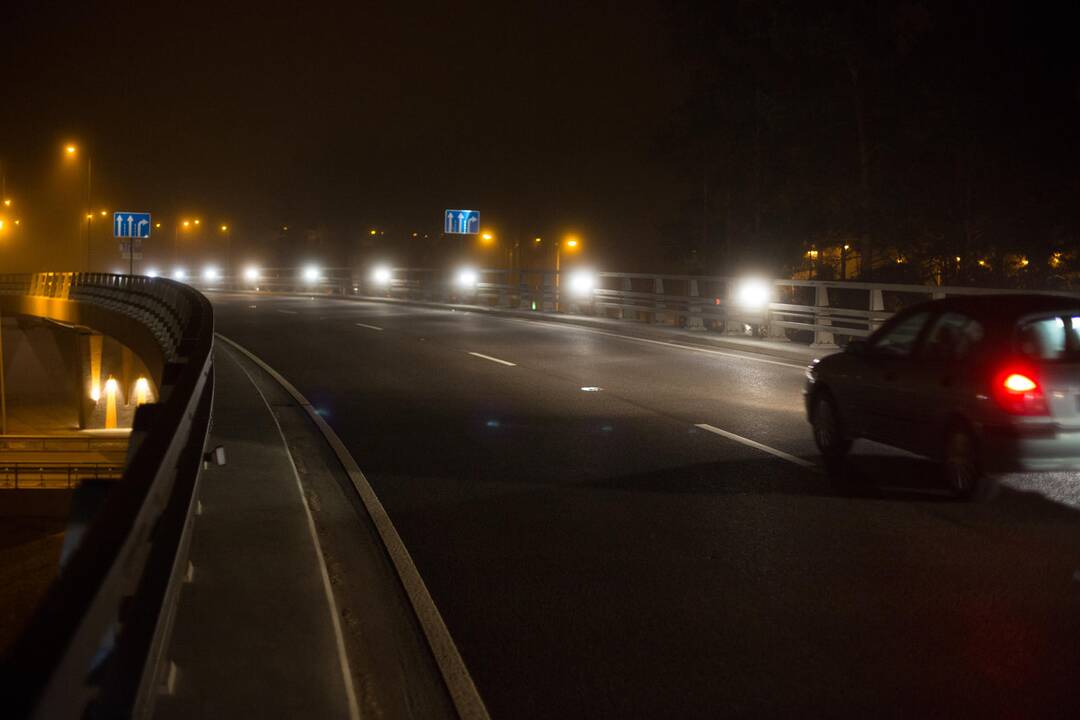 Vis daugiau žmonių keliuose žūsta tamsiu paros metu 