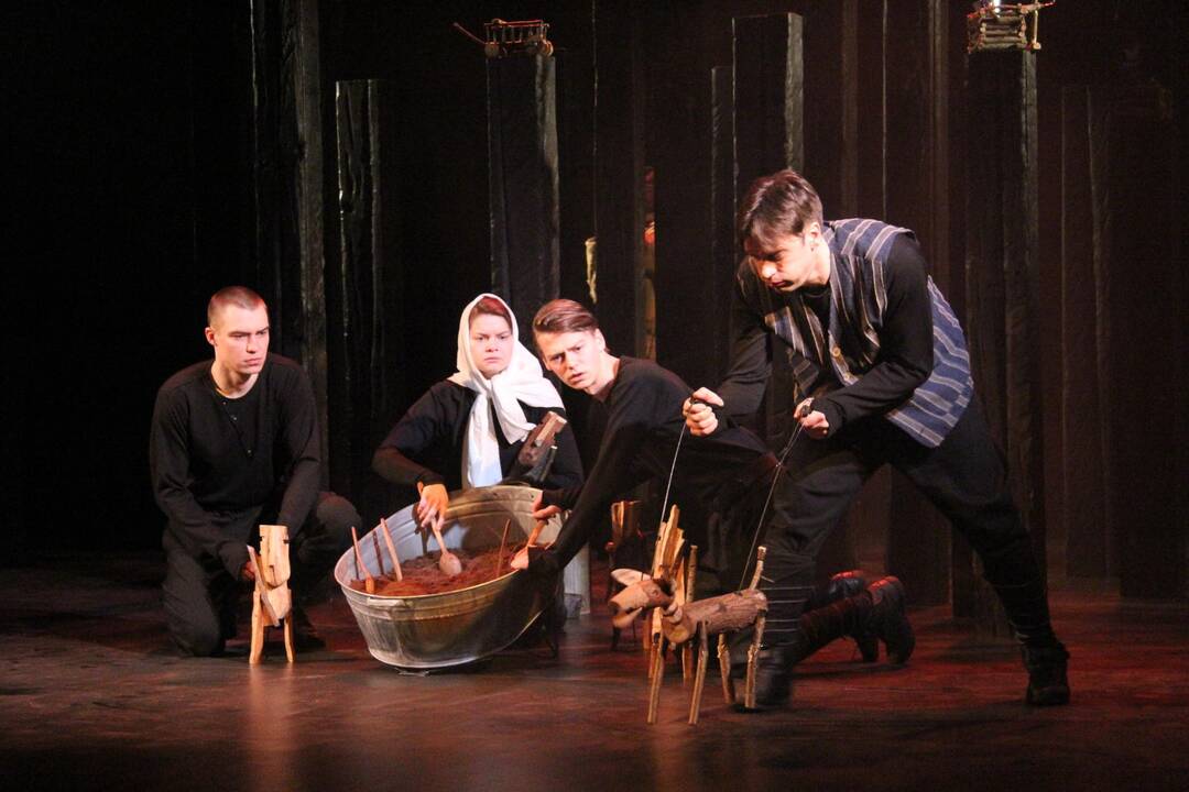 Kelias: rimta ir dramatiška tema scenoje kalbama netradiciniu būdu, išvengiant nuobodumo, pamokslavimo.