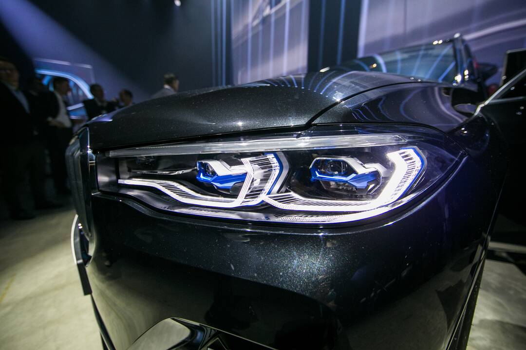 Žiniasklaida: prabangūs automobiliai per Lietuvą plūsta į Rusiją