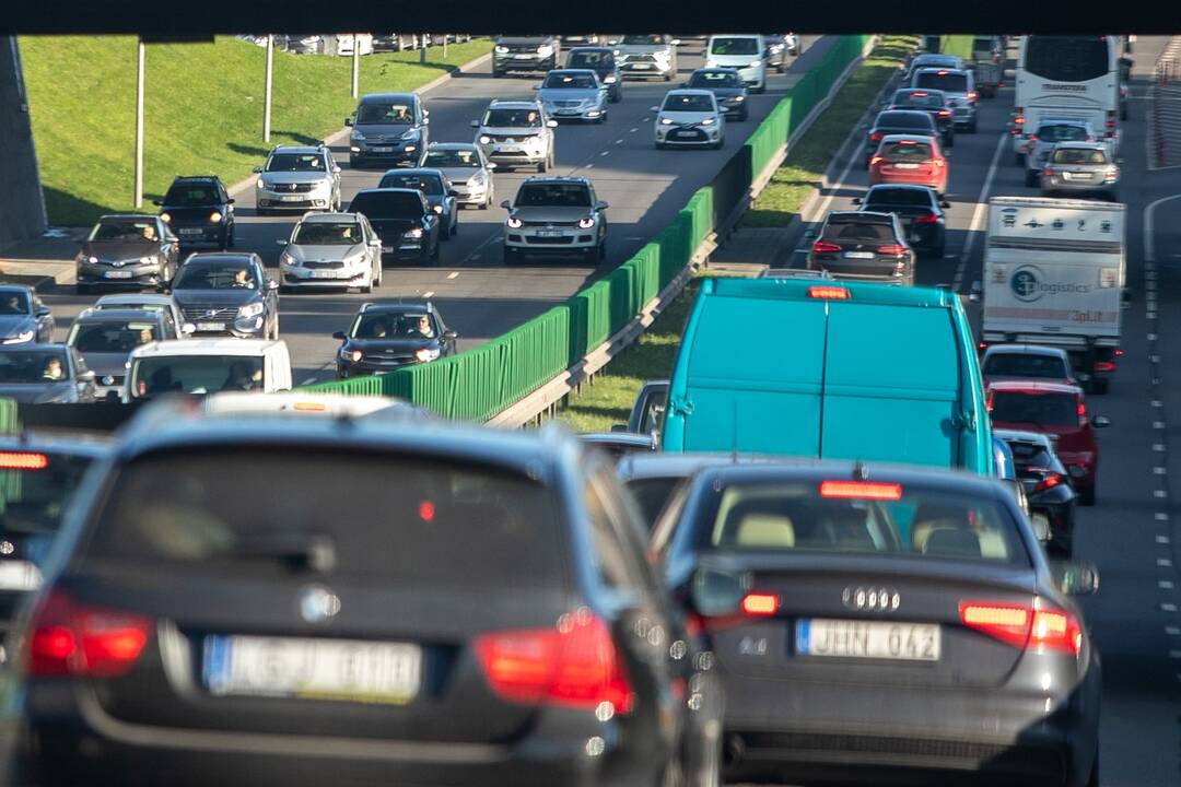 Savininkai turėtų sunerimti: seni automobiliai nebebus registruojami?