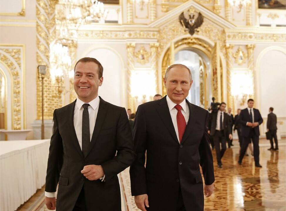 Dmitrijus Medvedevas (kairėje) ir Vladimiras Putinas (dešinėje)