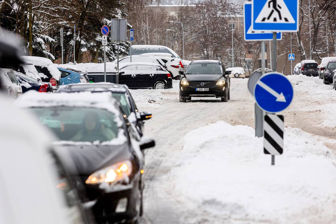 Grigiškių gatvės po nakties pūgos