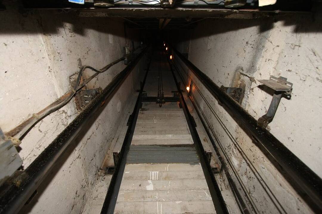 Per plauką nuo tragedijos: savadarbis liftas krito žemyn, sužaloti trys žmonės