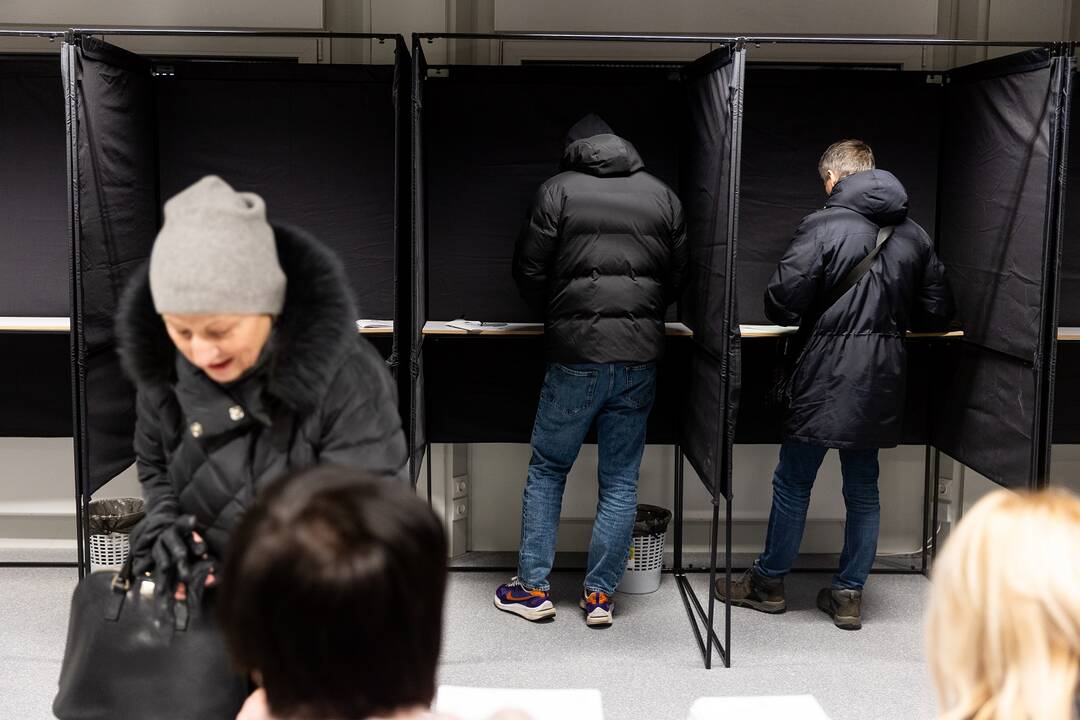 Balsuoti atėję rinkėjai: viltis – durnių motina