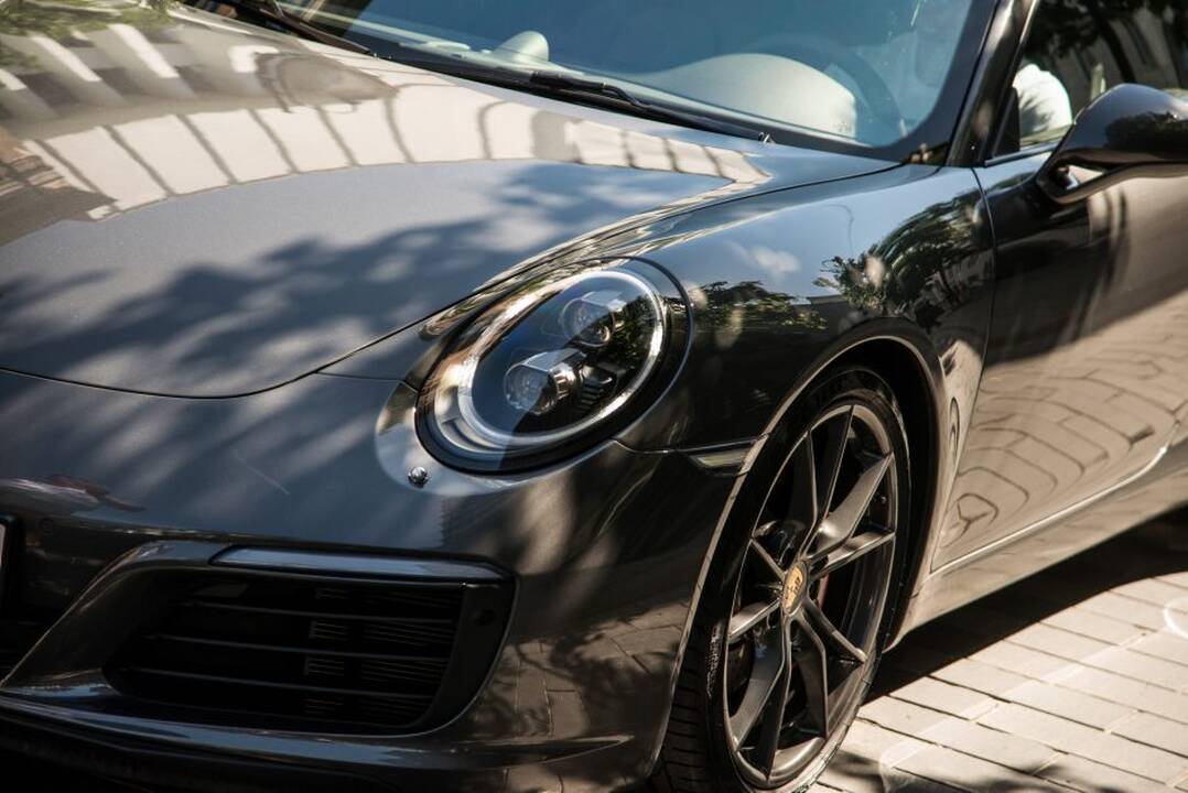 „Porsche“ automobilių žibintus išimti nesudėtinga.