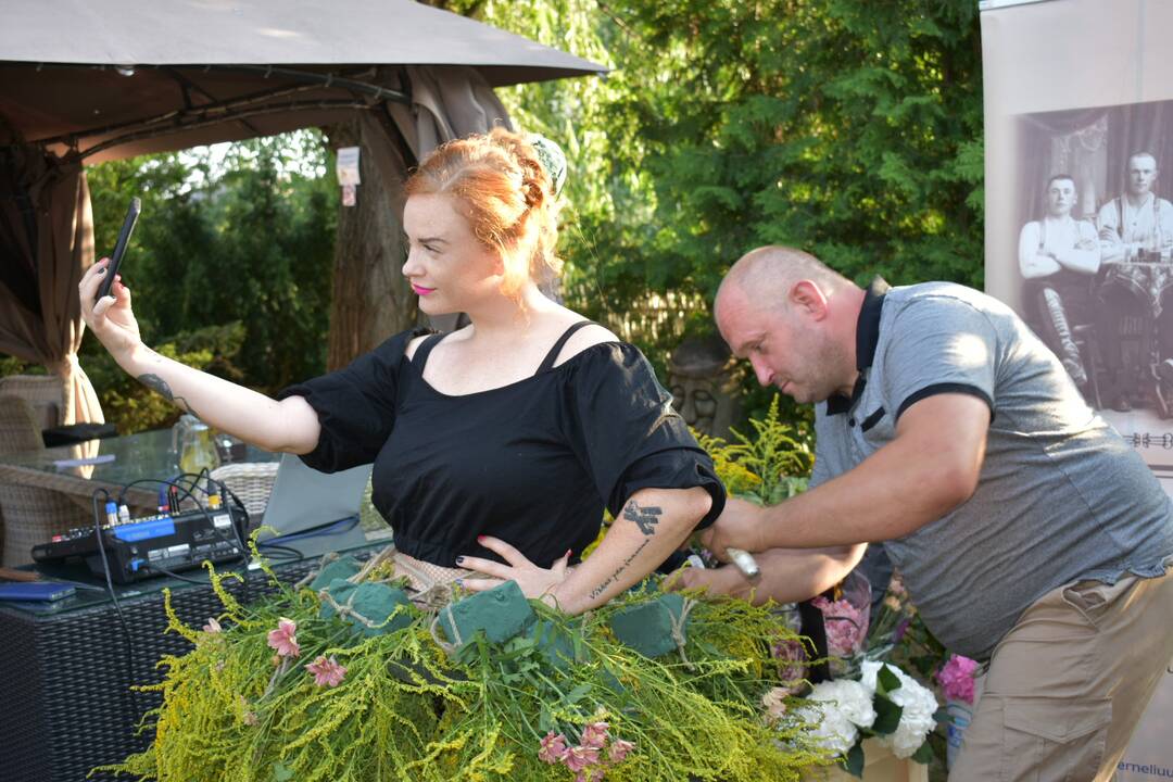 Nelengva: "Nuo gėlių sviro galva", – juokiasi D.Virbilaitė, kuriai teko pakelti apie 20–30 kg sveriančią suknelę.